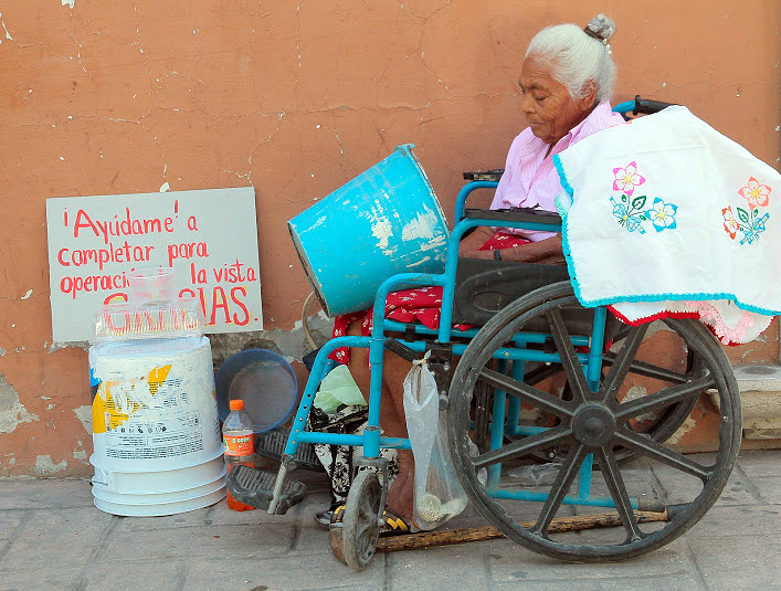 Nieves Ramírez, teje servilletas que vende para juntar para la operación de su hermana.
