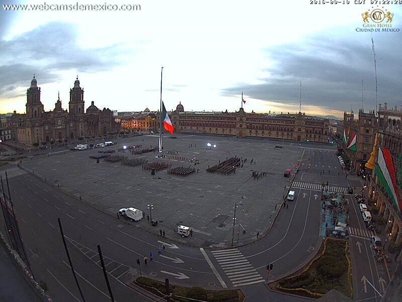 La Bandera se iza a media asta en el Zócalo capitalino por las víctimas del terremoto de hace 31 años.