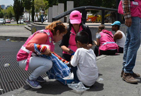 Brigadas del Instituto de Asistencia e Integración Social de la Secretaría de Desarrollo Social capitalina invitan a personas en situación de calle a 