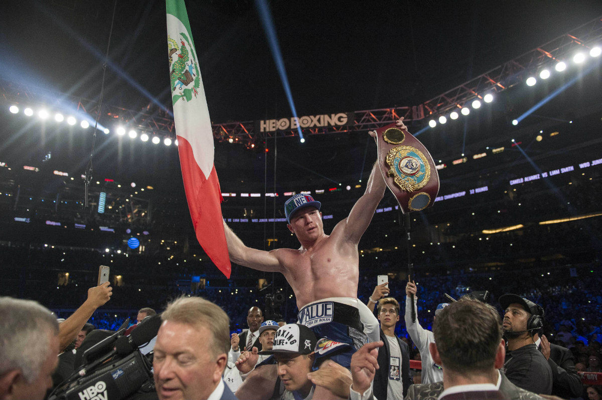 Canelo Álvarez gana título superwelter de la OMB