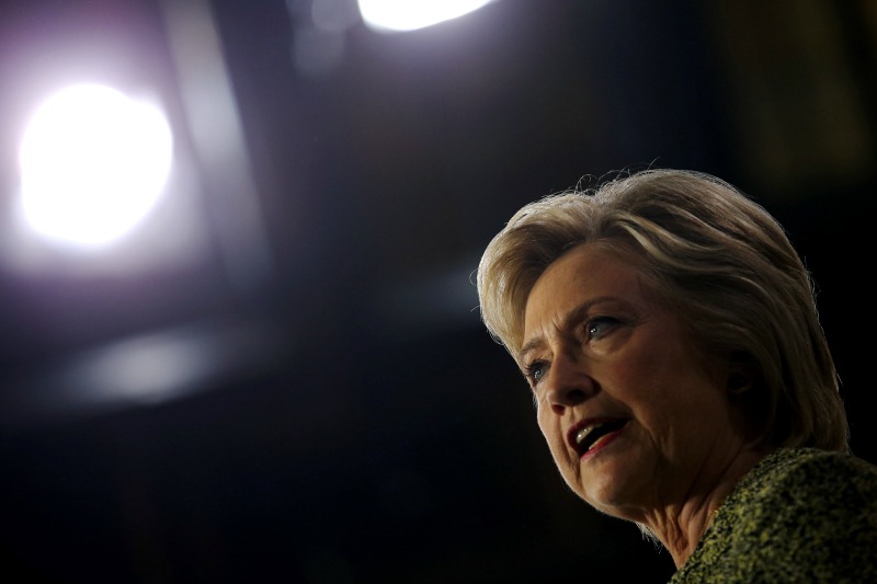Clinton dijo que las palabras de Trump ayudan a los yihadistas porque el grupo busca reclutar combatientes "al convertir esta situación en un conflict
