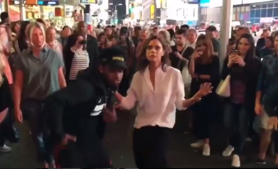 La esposa de David Beckham bailó por las calles de Nueva York. 