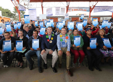 El gobernador de Puebla, Rafael Moreno Valle entregó títulos de propiedad a familias.