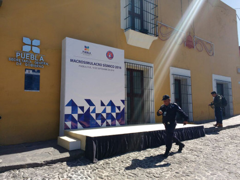 El gobierno de Puebla tuvo que realizar la ceremonia de Macrosimulacro Sísmico a puerta cerrada por arribo de Antocha Campesina.
