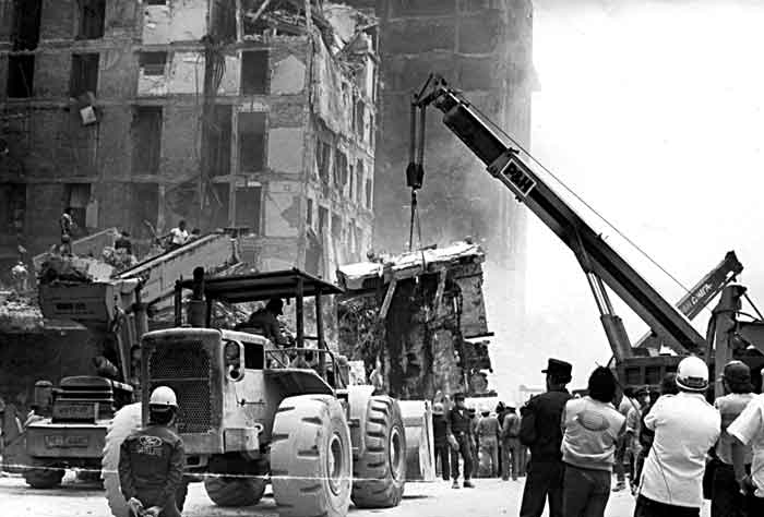 Grupos de rescate remueven los escombros de uno de los edificios siniestrados.