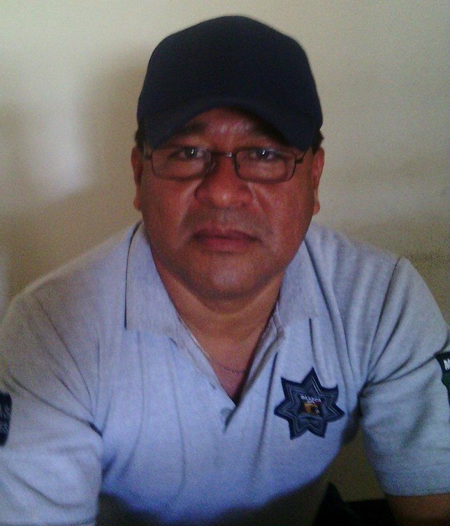 El mando policiaco fue detenido con un hombre identificado como Francisco Castillo Sánchez, ‘El Chiquis’, quien tenía dos órdenes de captura libradas 