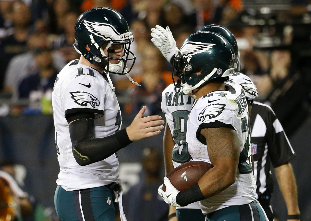 El novato Carson Wentz y las Águilas de Filadelfia derrotaron como visitantes a Jay Cutler y los Osos de Chicago