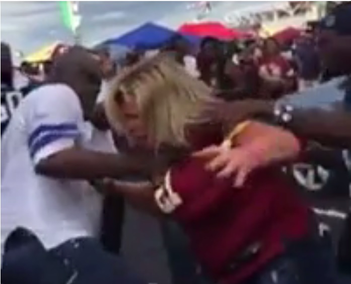 Un aficionado agredió a una mujer del equipo rival