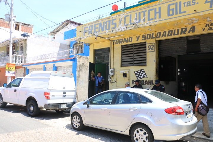 La vivienda se ubica en la parte alta del negocio con razón social "Frenos y Clutch Gil" y "Torno y Soldadura Eléctrica y Autógena".