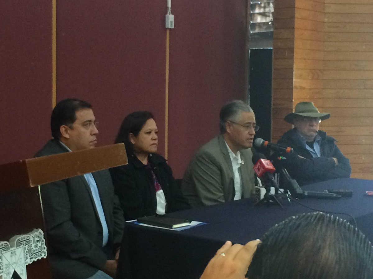 El rector de la UAEM durante la conferencia de prensa. 