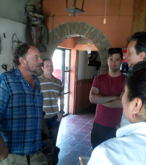 El grupo confirmado para trabajar ahí está conformado por cinco personas: el productor y director Stuart Armstrong, los camarógrafos Richard Kirby y J