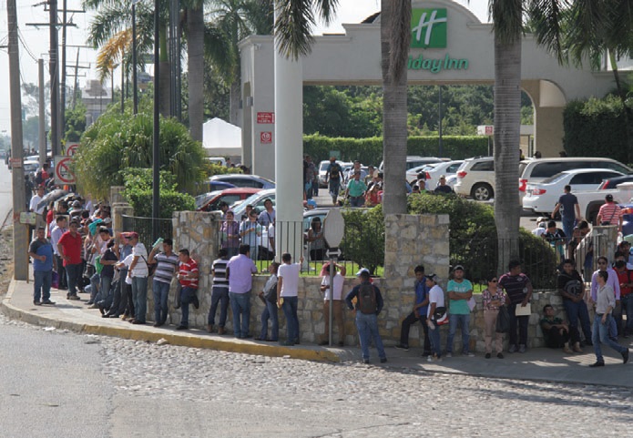 Se registró una larga fila afuera del hotel sede para las entrevistas de trabajo.