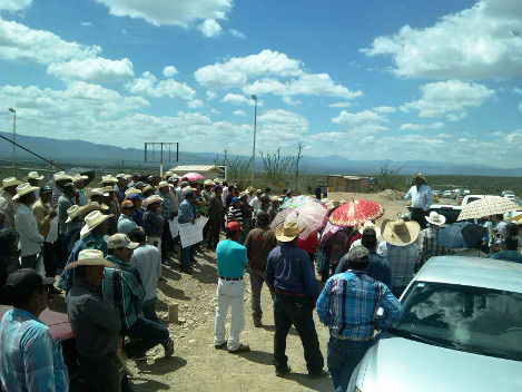 Unos 300 ejidatarios se manifestaron en la entrada de la mina Peñasquito para exigir que se cumplan los 19 acuerdos a los que se comprometió la empres