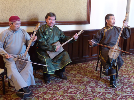 Huun-Huur-Tu provienen de un país llamado Tuvá, una región ubicada entre Mongolia y Rusia. 