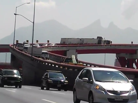 La unidad obstruye por completo el paso vehicular.