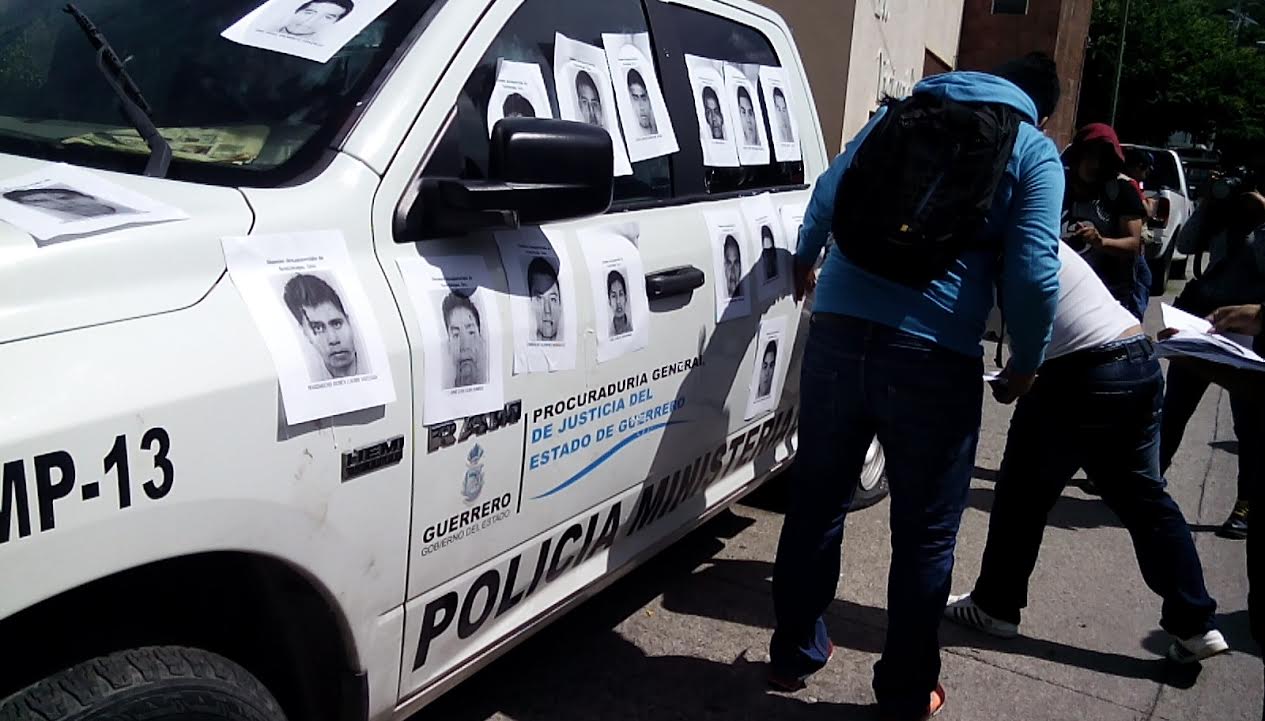 Los estudiantes pegaron fotos de sus compañeros en la Fiscalía. 