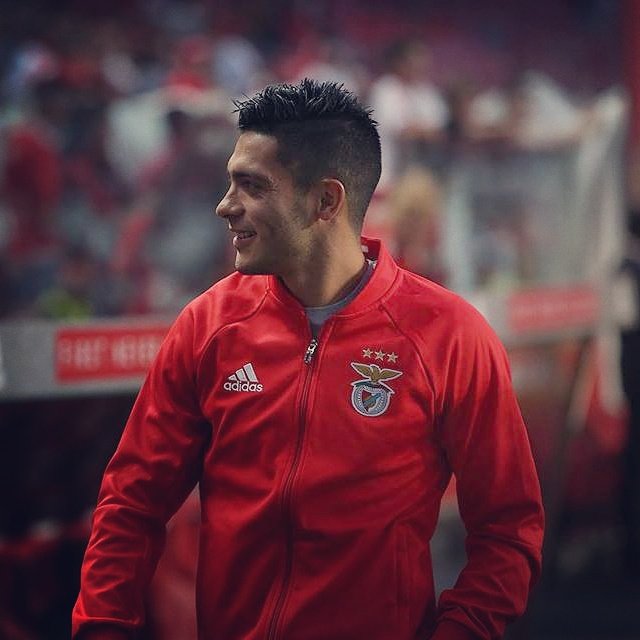 Raúl Jiménez delantero del club Benfica.