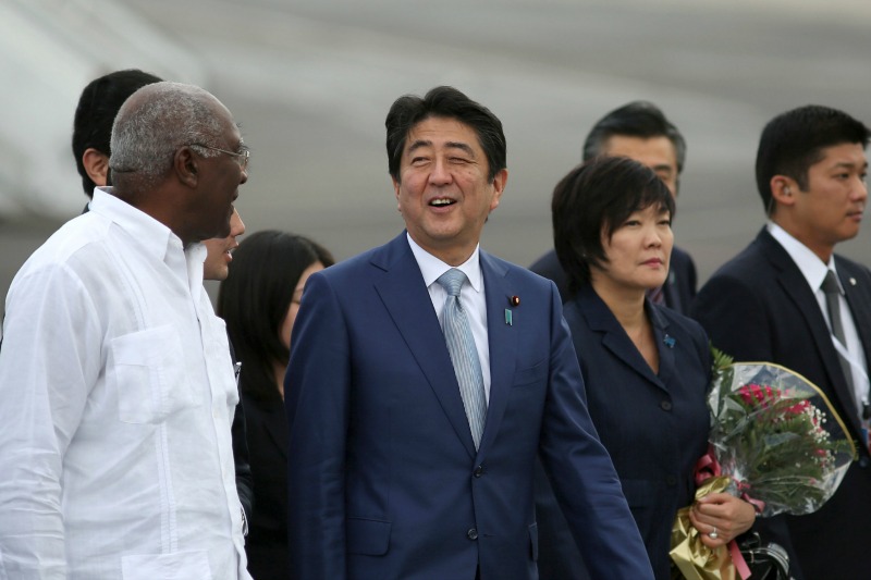 Abe llegó al aeropuerto internacional de La Habana y fue recibido por el vicepresidente cubano, Salvador Valdés.