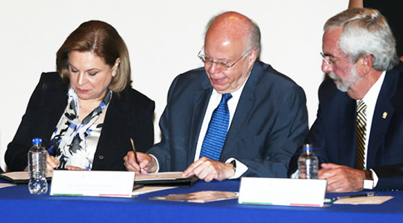 Arely Gómez y José Narro, titulares de PGR y SSa, firmaron el convenio para fomentar la donación de órganos.