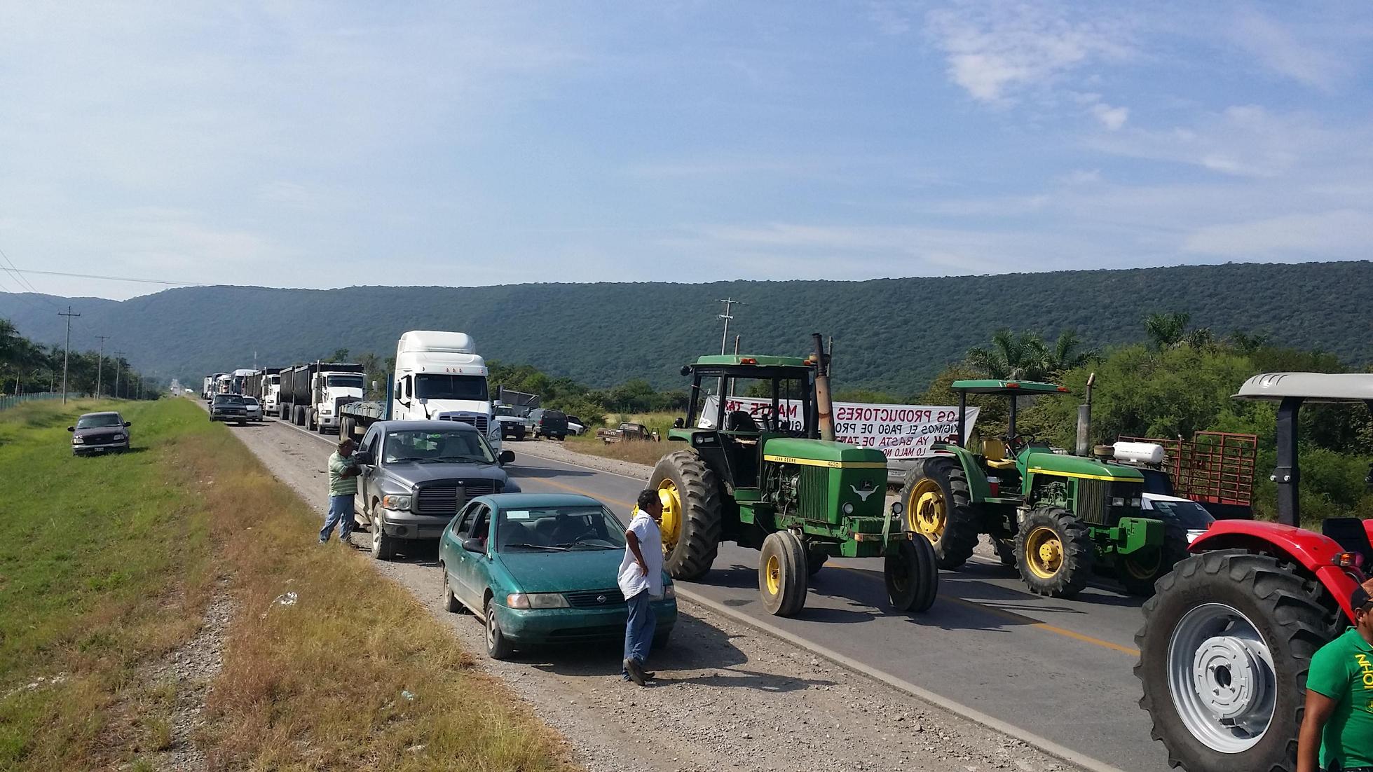 Campesinos bloquean carretera de Altamira.