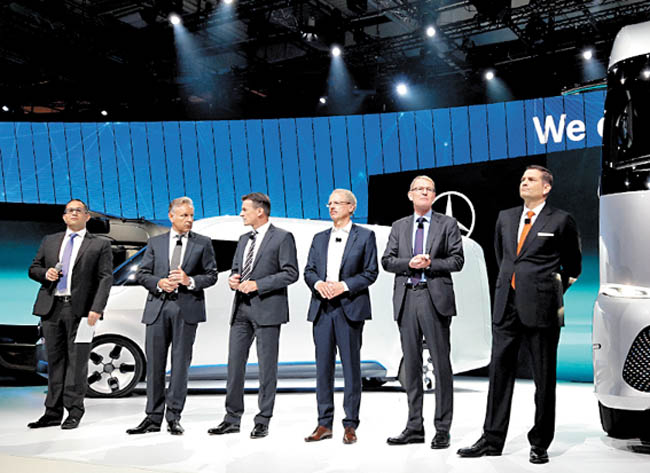 Directivos de Daimler, en la feria de vehículos más grande del mundo. 