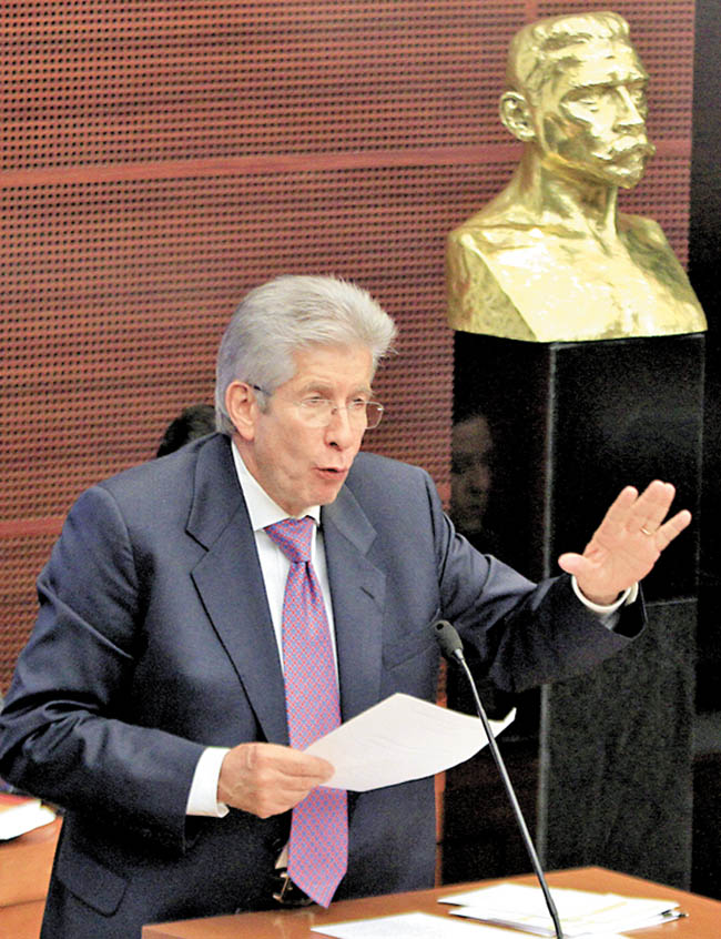 El titular de Comunicaciones y Transportes durante su exposición. 