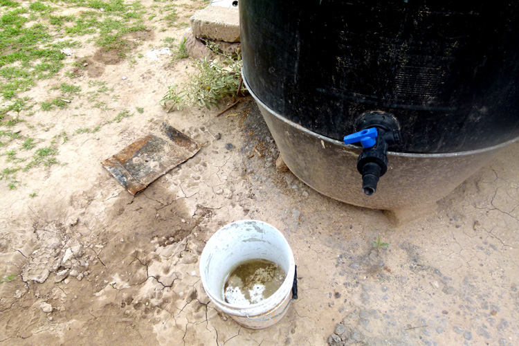 La escasez de agua es notoria por las tardes, ya que de madrugada llenan sus tambos y botes con el "chorrito", que sale por la llave.