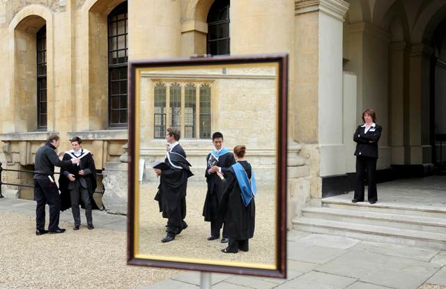 Estudiantes de la Universidad de Oxford el día de su graduación.