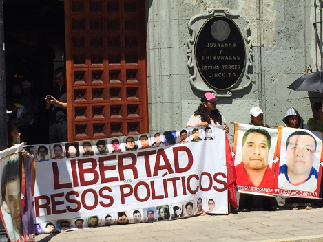 Un grupo de familiares de los presos se plantaron frente a la sede de los juzgados de distrito en espera de que salgan los 25 activistas encarcelados 