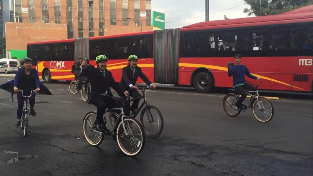 Los legisladores se trasladaron desde el Auditorio Nacional hasta el Senado a bordo de bicicletas. 