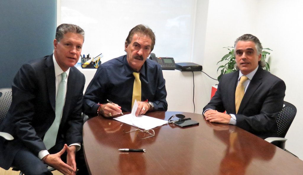 Ricardo La Volpe, acompañado de Ricardo Peláez y José Romano, ya firmó como nuevo estratega 