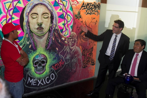 El senador Armando Ríos Piter inauguró la muestra de grafiti en el Senado.