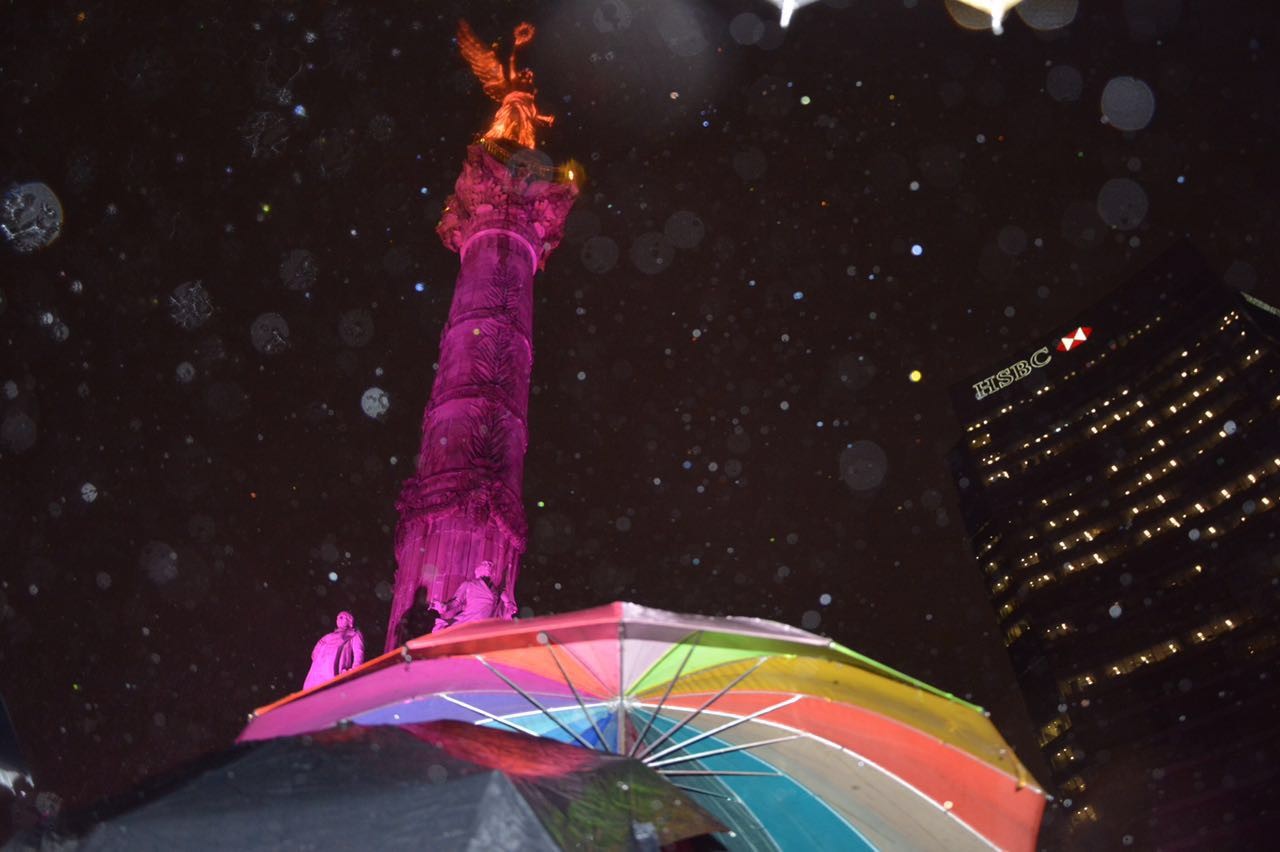 La columna del Ángel de la Independencia se iluminó con los colores de la comunidad LGBTTTI.