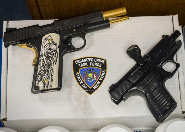 También se confiscaron 300 gramos de cocaína, dos pistolas, una de ellas con la insignia del cártel de drogas, y ocho vehículos.
