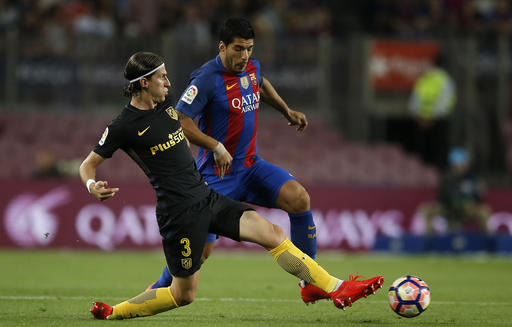 Filipe Luís y Luis Suárez durante el duelo entre el Atlético de Madrid y el Barcelona 