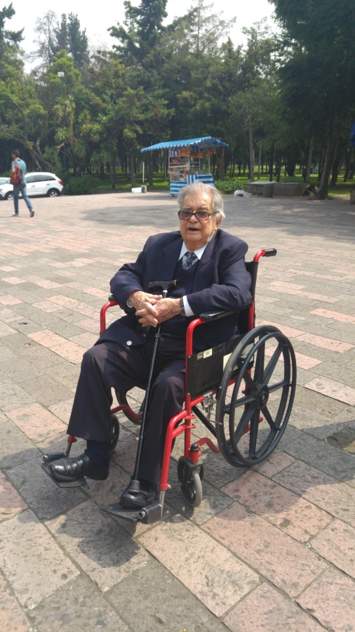 Miguel León Portilla al llegar al Museo Nacional de Antropología para su homenaje