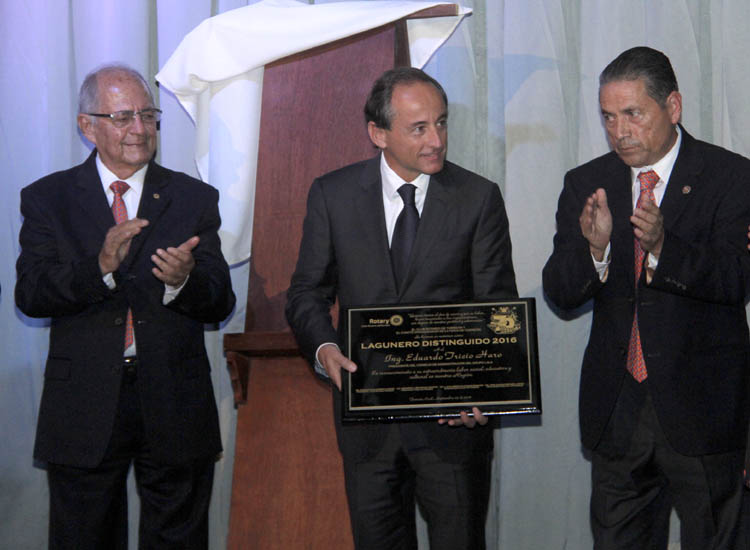 La placa fue entregada por el presidente de la Feria, Gerardo Bejarano, el presidente del Club Rotario de Torreón,  Rogerio Manjarrez Clenow, José Gui