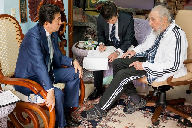 El ex presidente de Cuba, Fidel Castro, se reunió con el primer ministro nipón, Shinzo Abe.
