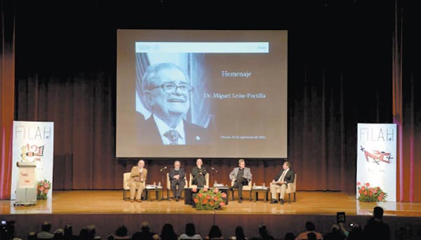 El conversatorio se desarrolló en el Auditorio Jaime Torres Bodet, donde el público ovacionó al historiador.