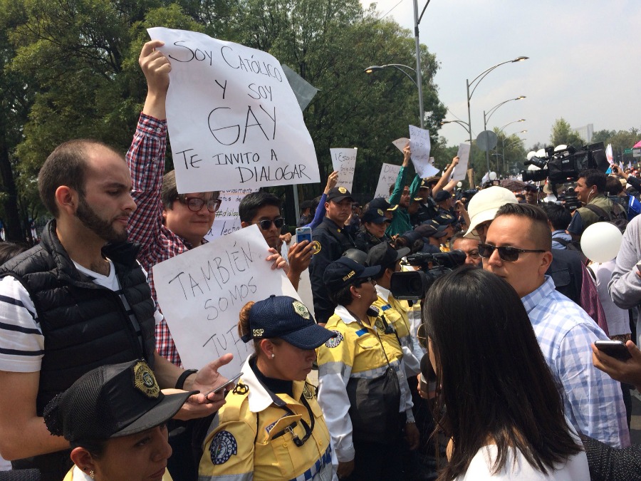 Elementos de seguridad resguardan a un contingente LGBTI