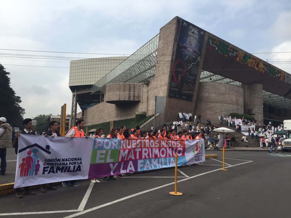 Las familias comenzaron a llegar al Auditorio Nacional para comenzar la marcha a las 12:00 horas. 