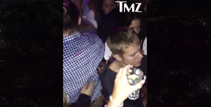 Golpean a Justin Bieber en Alemania. 