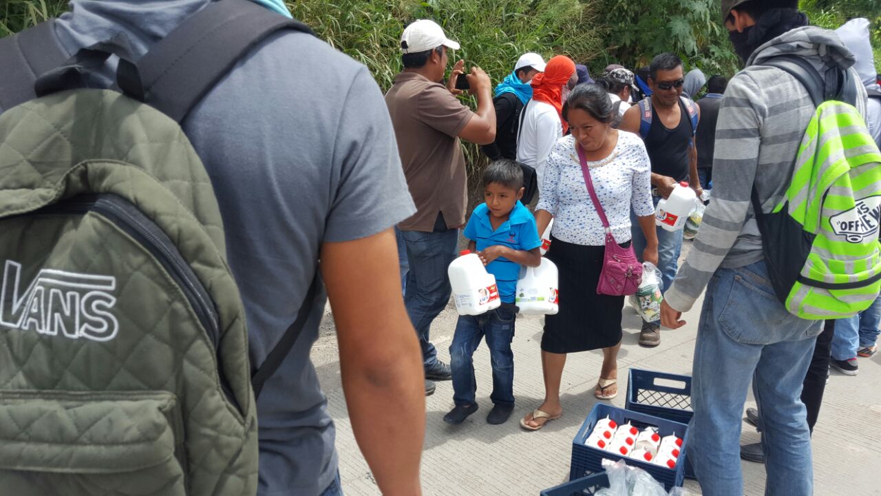 Los normalistas regalaron la leche del camión que retuvieron. 