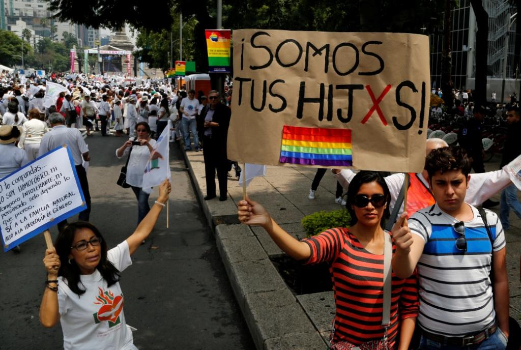 Durante la marcha, ambos sentidos de Paseo de la Reforma fueron cerrados; en el operativo de seguridad participaron mil 800 policías de Tránsito. 