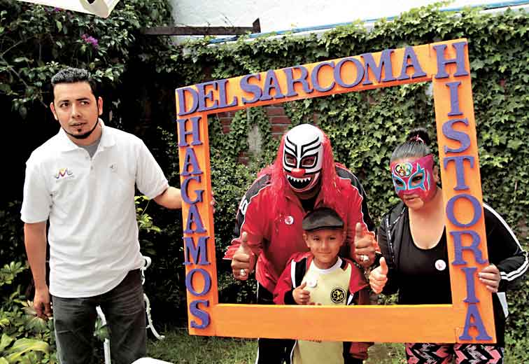 Los pacientes con los personajes de la lucha libre Olimpia y Cocorojo.