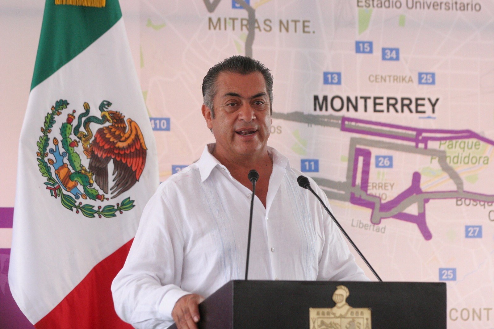 Durante la presentación del consorcio del transporte urbano Guadalupe-Juárez-Cadereyta, Jaime Rodríguez pidió a los asistentes colaborar para bajar lo
