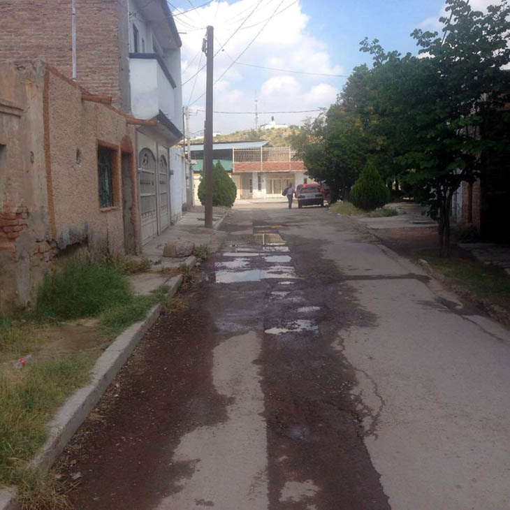 La calle Industrial del Nazas de Gómez Palacio, tiene baches desde hace 10 años.