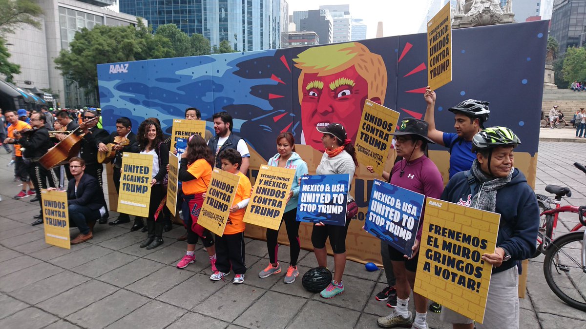 Ciclistas que pasaban y algunos estadunidenses se tomaban la foto con pancartas en contra del aspirante presidencial de ese país y con el llamado #gri