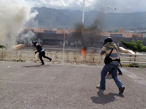 Al concluir la marcha por los 43 desaparecidos, varios sujetos que se cubrieron el rostro con un paliacate, lanzaron bombas molotov contra el inmueble