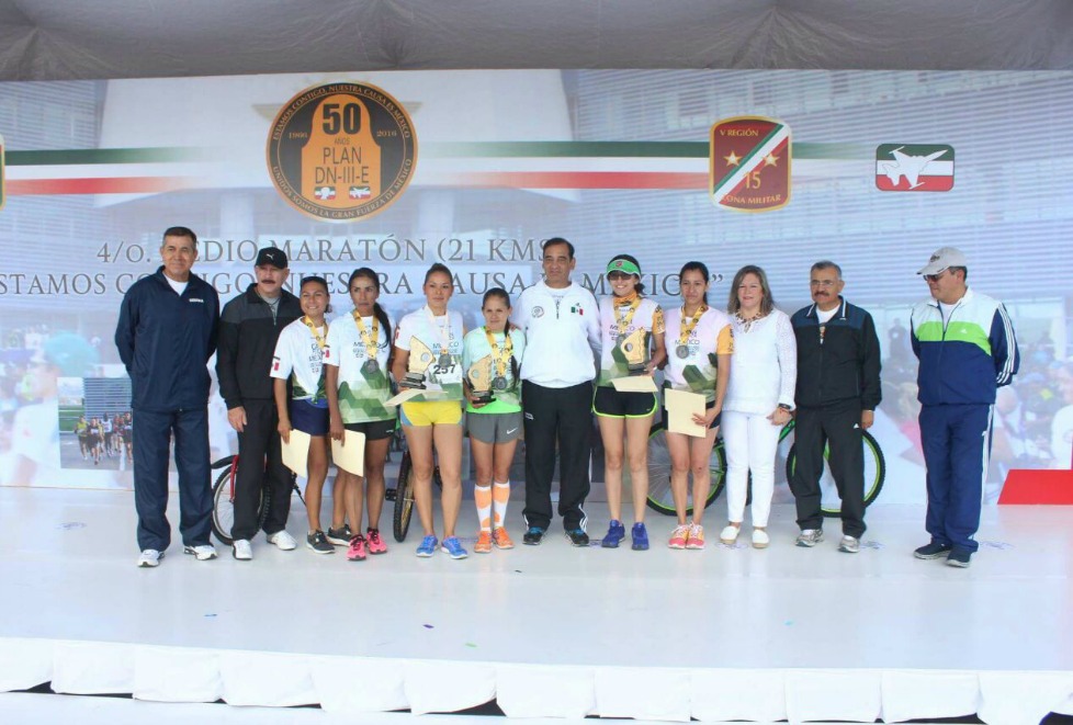 Se entregó un trofeo a los tres mejores corredores de cada categoría. 